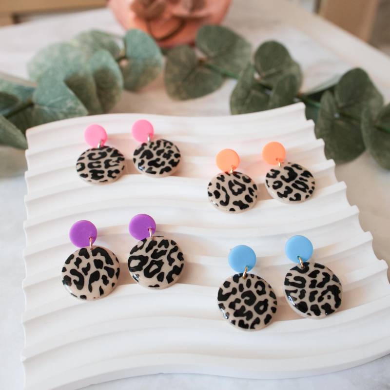 Leo Ohrringe Mit Neon-stecker I Leomuster | Leo Edelstahl Leichte Rund Polymer Ton Ohrring Leo Ohrringe Mit Neon-stecker I Leomuster | Leo Edelstahl Leichte Rund Polymer Ton Ohrring von SoschoenShop