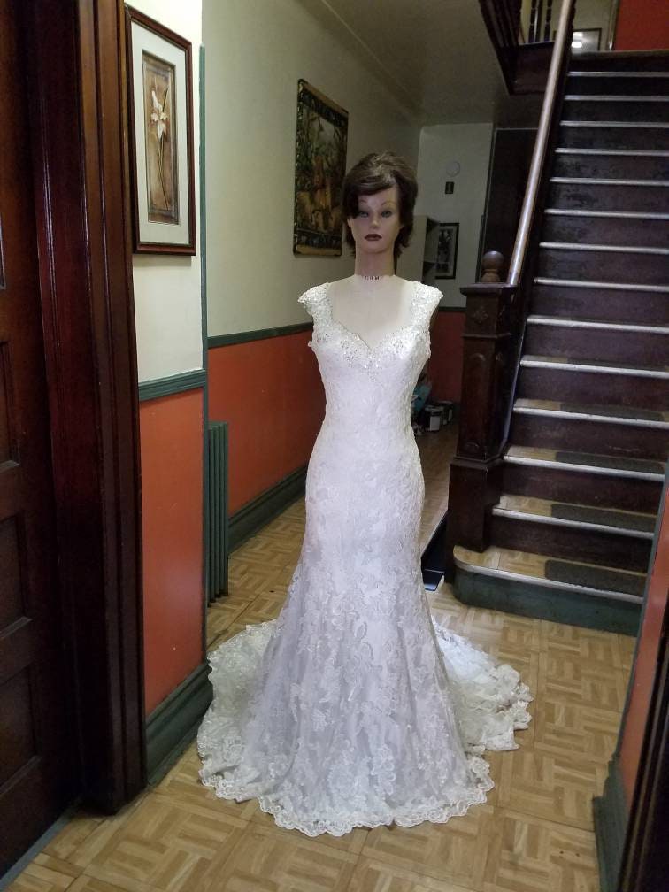 Wunderschönes Allure Brautkleid. Perlen Ausschnitt, V-Ausschnitt Tief Durchscheinen Neue. Größe 12 von SoshisContours