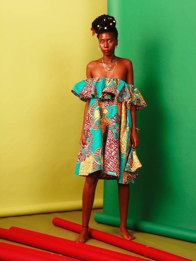 Blaues Afrikanisch Bedrucktes Kleid Mit Schulterfreiem Tuch Fever von Sosomeshop