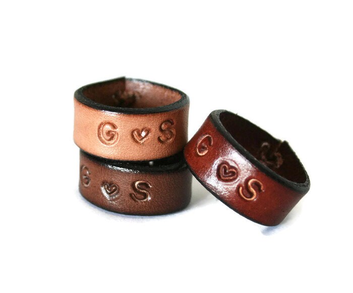 Personalisierte Braun Lederband Ring Unisex Handgemachter Schmuck Personalisierte Braun Lederband Ring Unisex Handgemachter Schmuck von SosyGallery