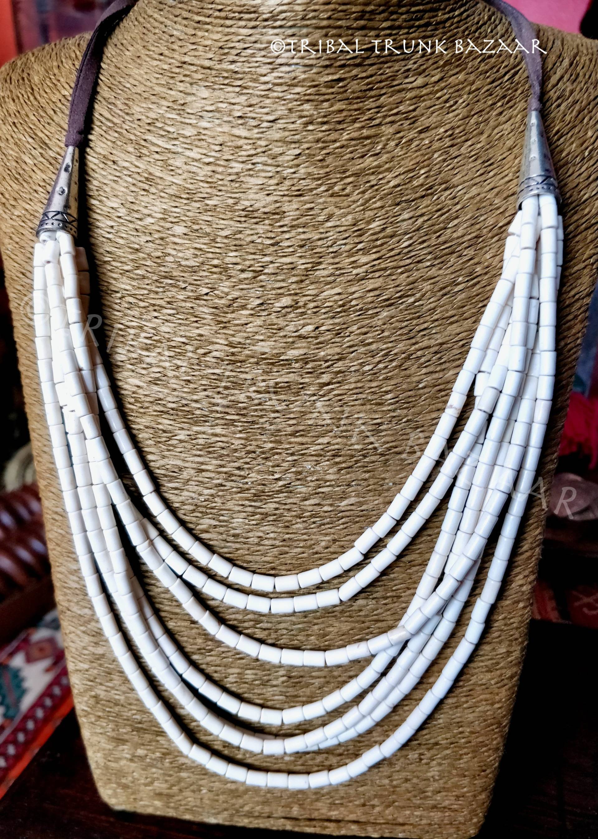 Mehrfach Kette Weiß-Türkises Collier Mit Silbernen Hill Tribe Zapfen Und Schokobraunem Wildleder, Verstellbar Mehrfach Kette Weiß-Türkises Collier Mit Silbernen Hill Tribe Zapfen Und Schokobraunem Wildleder, Verstellbar von SouKulture