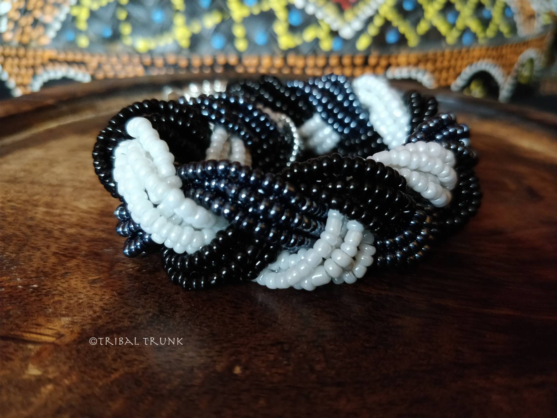 Yinyang Perlenarmband Geflochtenes Mehrsträngiges Schwarz-Weißes Perlenarmband Mit Silberfarbenen Zapfen - Verstellbarer Stammeskoffer Yinyang Perlenarmband Geflochtenes Mehrsträngiges Schwarz-Weißes Perlenarmband Mit Silberfarbenen Zapfen - Verstellbarer Stammeskoffer von SouKulture