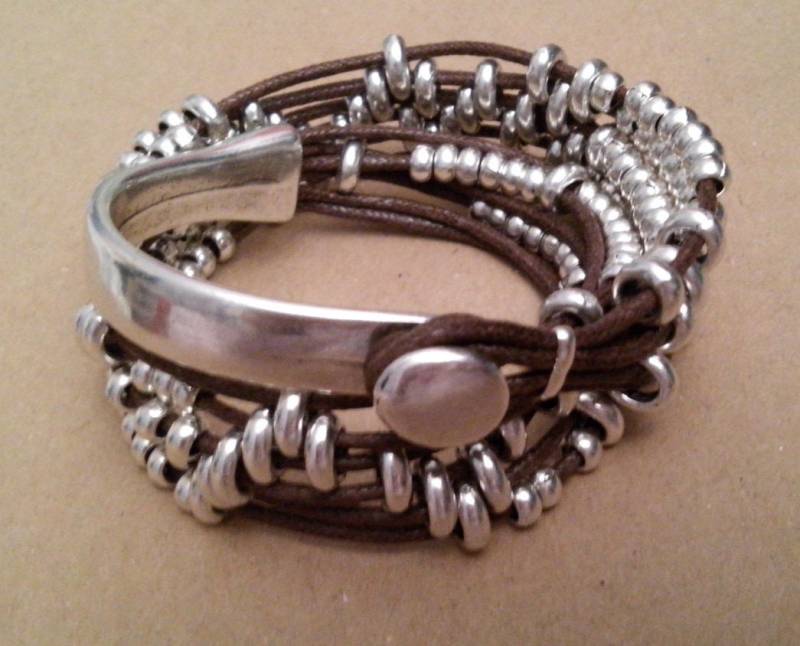 Lederarmband Damen Mit Silber Perlen Im Uno De 50 Stil Handgemacht Maßgefertigt Armband Aus Leder Und Schmuck Geschenk Lederarmband Damen Mit Silber Perlen Im Uno De 50 Stil Handgemacht Maßgefertigt Armband Aus Leder Und Schmuck Geschenk von SouLinSilver