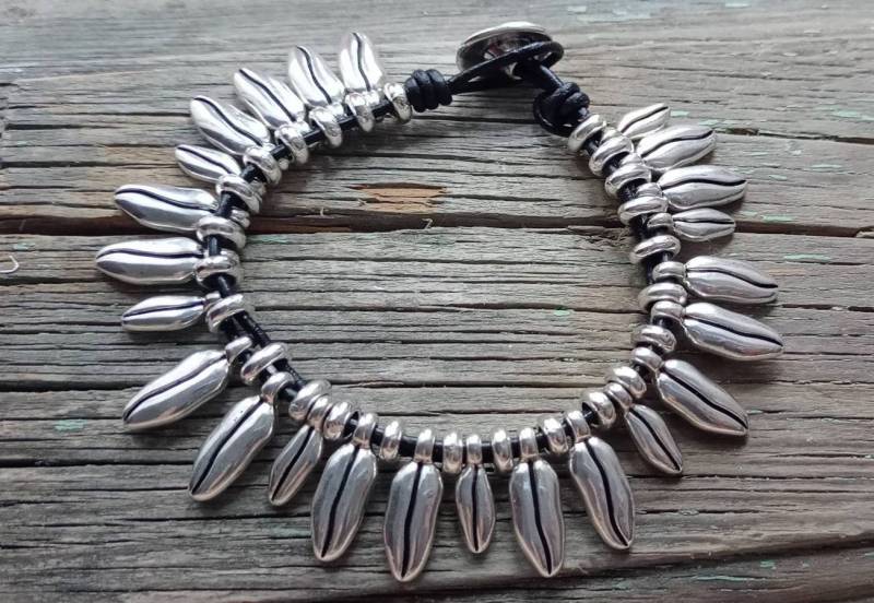 Lederarmband Damen Mit Silber Perlen Im Uno De 50 Stil Handgemacht Maßgefertigt Armband Aus Leder Und Schmuck Geschenk Lederarmband Damen Mit Silber Perlen Im Uno De 50 Stil Handgemacht Maßgefertigt Armband Aus Leder Und Schmuck Geschenk von SouLinSilver