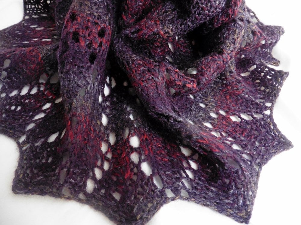 Chal, Zwei-Nadel-stoff, Acryl, Auberginenfarbe, Lila Farbe, Kastanienbraune Caladol-Arbeit, Warm, Elegant, Weich, Leicht von SoulAndMade