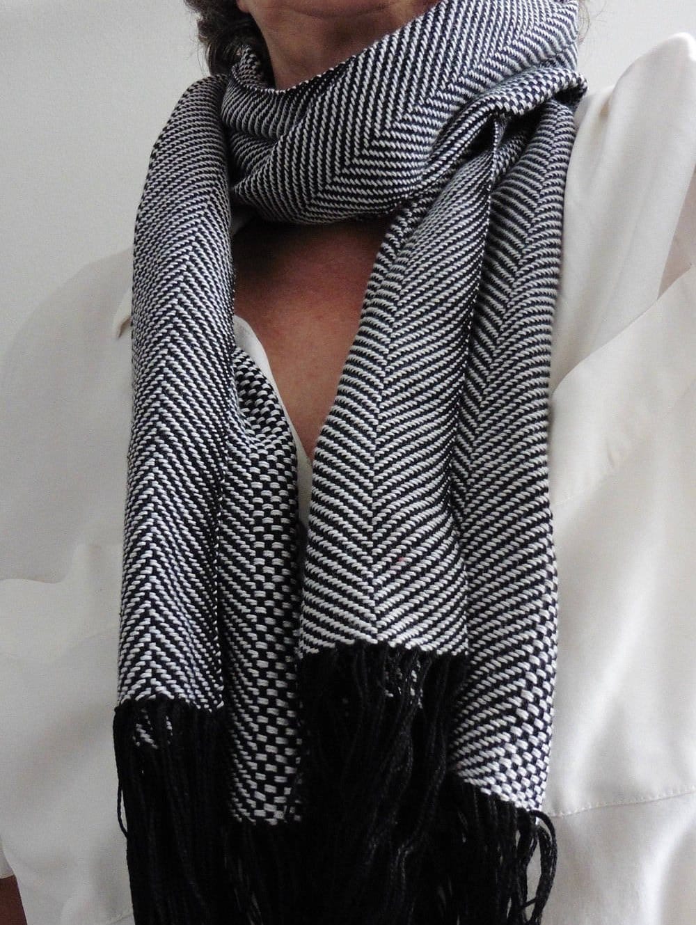 Schal, Gewebt Auf Einem Low-Warp-Webstuhl, Unisex, Einzelstück, Schwarz, Grau, Weich, Elegant, Männer, Frauen, Baumwolle, Kaschmir, Ideales Geschenk von SoulAndMade