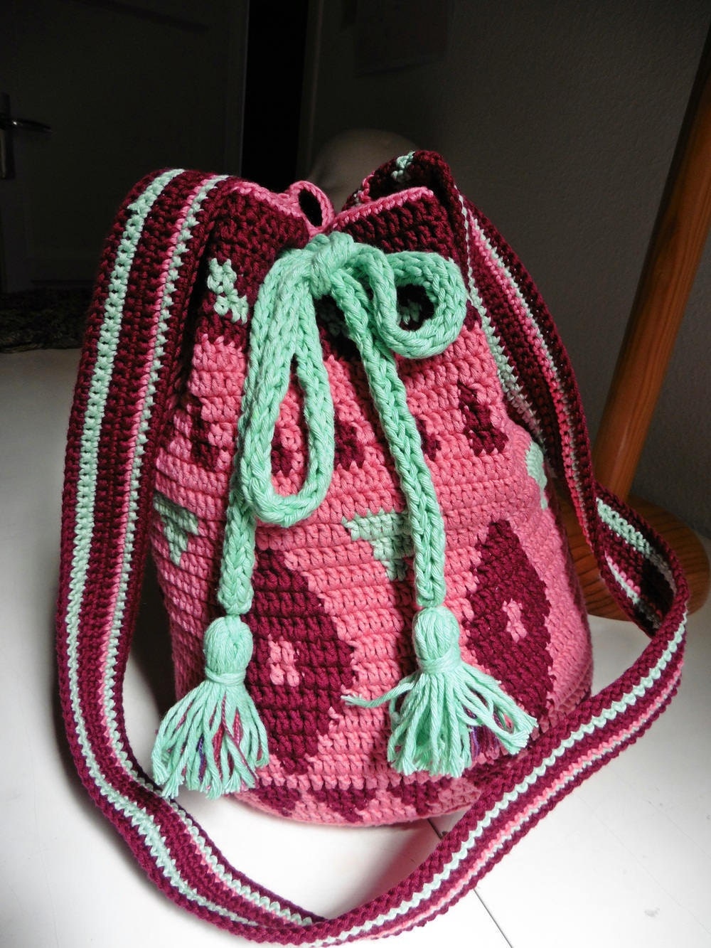 Tasche, Petate, Rucksack, Handgefertigt, Häkeln, Baumwolle, Rosa Chicle. Granat Farbe, Grüne Komfortabel, Einzigartig von SoulAndMade