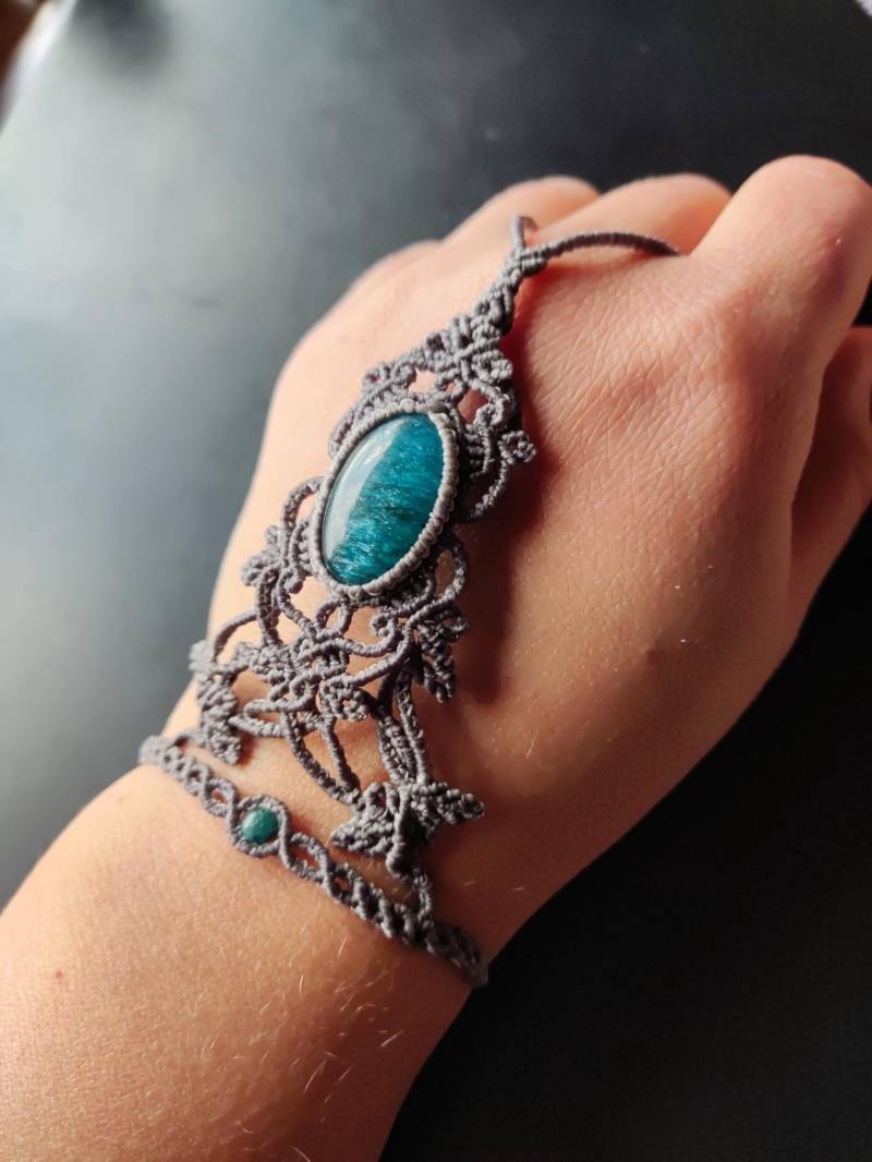 Apatit Makramee Handkette von SoulAndSpine