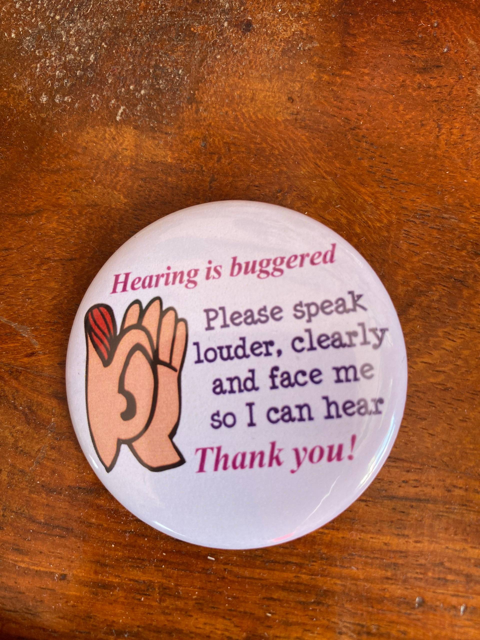 Schwerhörigkeitsabzeichen - Hearing Is Buggered. Sprich Klar Und Deutlich | 5 cm Schwerhörigkeitsabzeichen - Hearing Is Buggered. Sprich Klar Und Deutlich | 5 cm von SoulBodyMindWellness