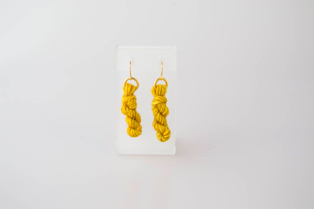 Geschmolzene Gold Garn Strang Ohrringe von SoulCraftsEmporium