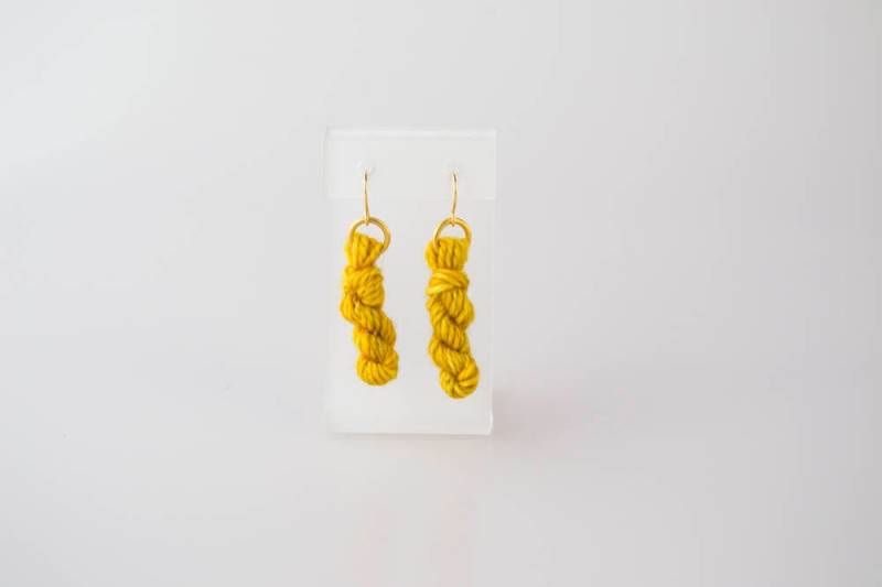 Geschmolzene Gold Garn Strang Ohrringe von SoulCraftsEmporium