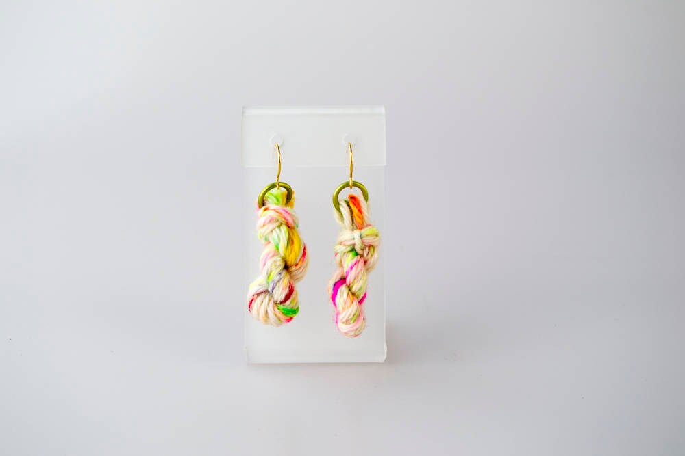 Neon Konfetti Garn Ohrringe von SoulCraftsEmporium