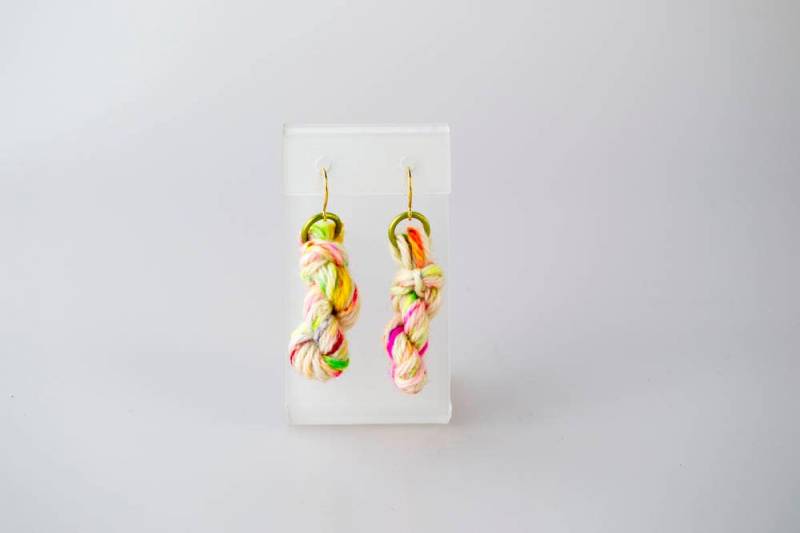 Neon Konfetti Garn Ohrringe von SoulCraftsEmporium