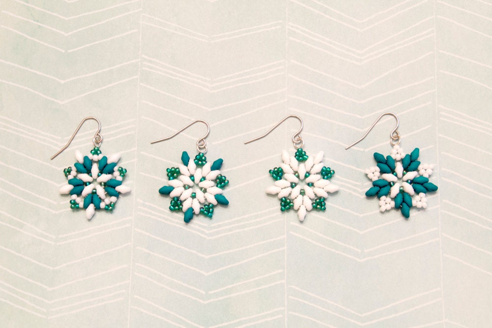 Weiss Und Petrol Superduo Ohrringe von SoulCraftsEmporium