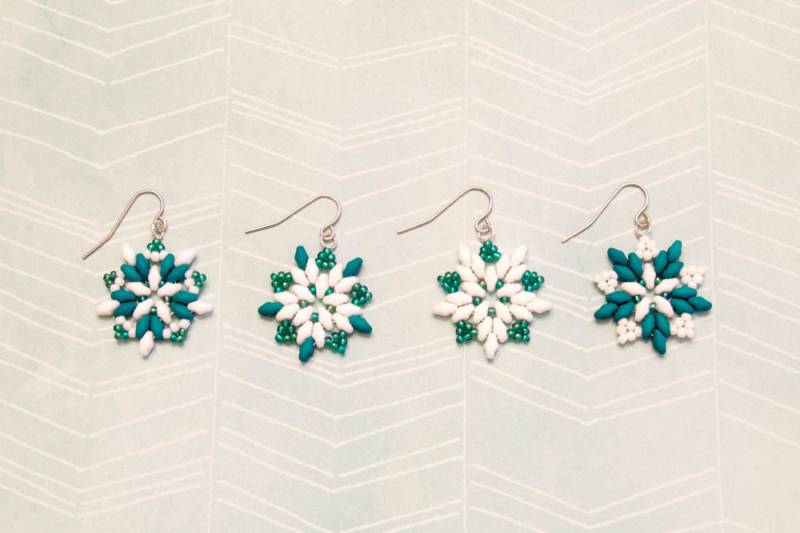 Weiss Und Petrol Superduo Ohrringe von SoulCraftsEmporium