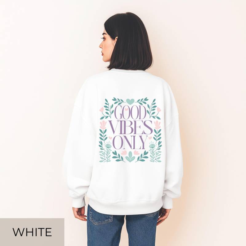 Good Vibes Only Sweater Floral Retro Pullover Gildan 18000 Unisex Positiver Print Geschenk Für Frauen & Freunde von SoulDesignsAnnabel