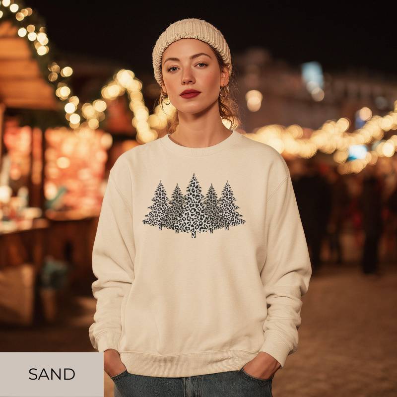 Leopard Print Weihnachts-Sweatshirt Ist Ein Kuscheliger Winterpullover - Als Geschenk Für Sie+Ihn in Vielen Farben, Verfügbare Größen S-5xl von SoulDesignsAnnabel