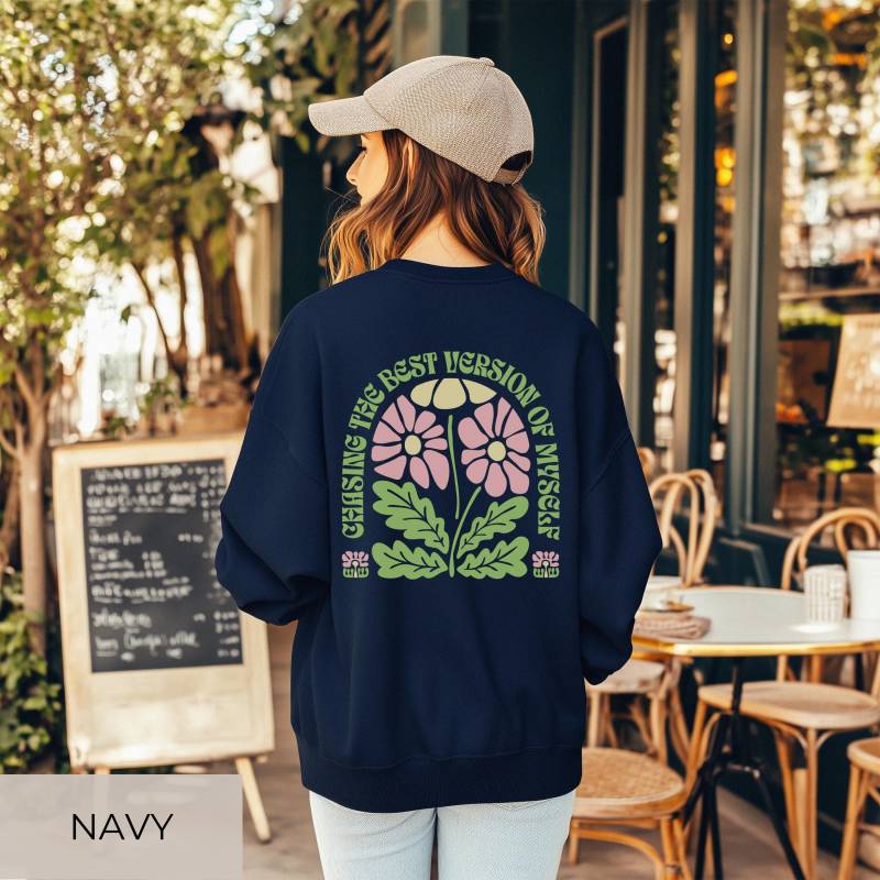 Sweatshirt "Best Version Of Myself" | Retro Blumen Print Positives Mindset Sweater Beidseitiger Druck Gildan 18000 von SoulDesignsAnnabel