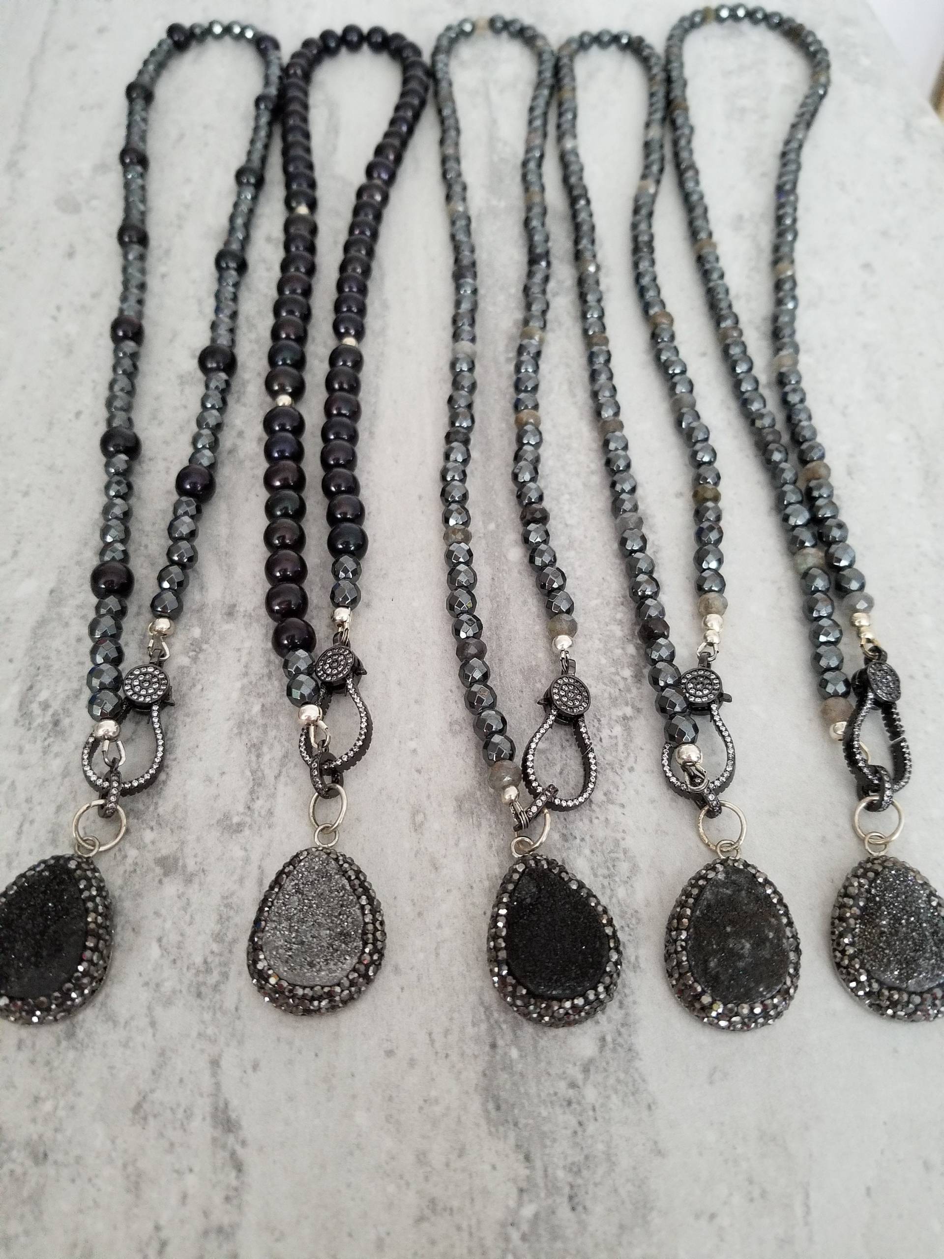 Funkelnder Druzy Auf Pave-Front-Verschluss Mit Hämatit Und Labradorit Funkelnder Druzy Auf Pave-Front-Verschluss Mit Hämatit Und Labradorit von SoulEyeJewellery