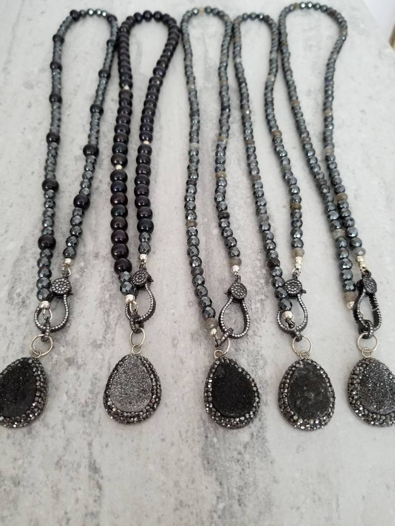 Funkelnder Druzy Auf Pave-Front-Verschluss Mit Hämatit Und Labradorit Funkelnder Druzy Auf Pave-Front-Verschluss Mit Hämatit Und Labradorit von SoulEyeJewellery
