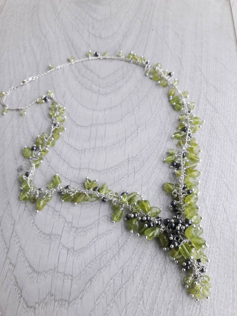 Cascading Peridot Halskette Wisteria Schmuck Grasgrün Facettierte Sterning Silber Hämatit von SoulGemAtelier