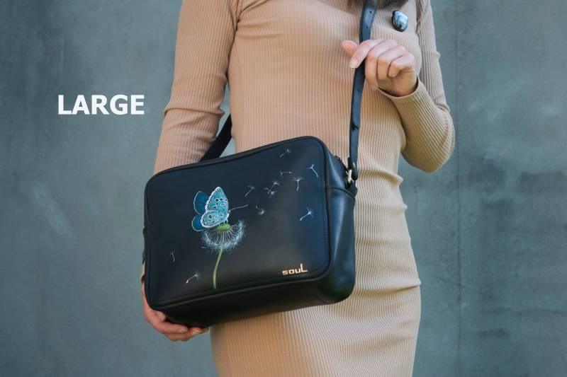 Schwarze Lederhandtasche Mit Blauem Schmetterlings - Und Pusteblumenmotiv, Ideales Weihnachtsgeschenk Für Frauen, Große Schultertasche, Geräumige von SoulLeatherCraft