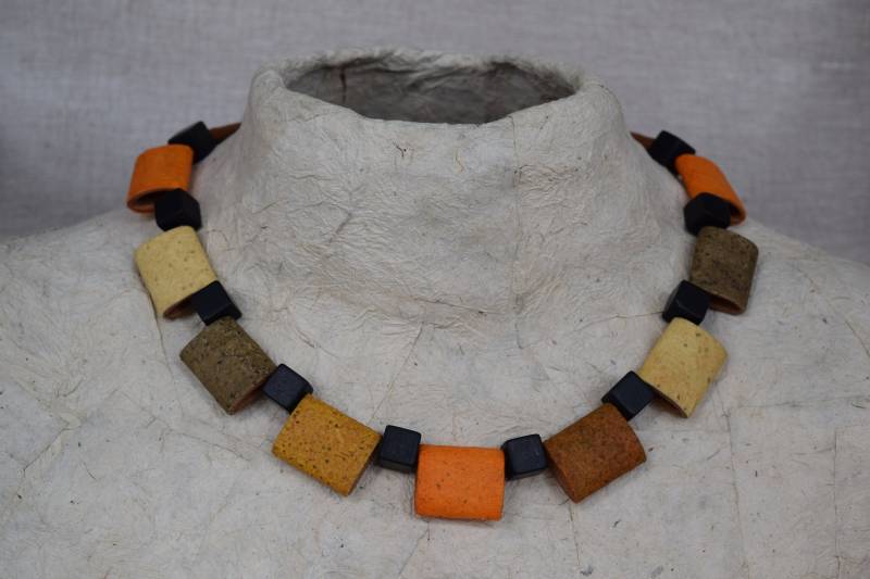 Kette Aus Handgeschöpften Papier Mit Onixwürfeln von SoulOfPaper