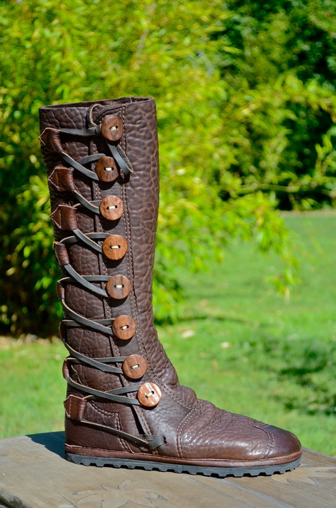 Schokolade Braune Mokassins Made To Order - Kniehohe Stiefel Leder Damen Custom Mokassins Herren Buffalo von SoulPathShoes