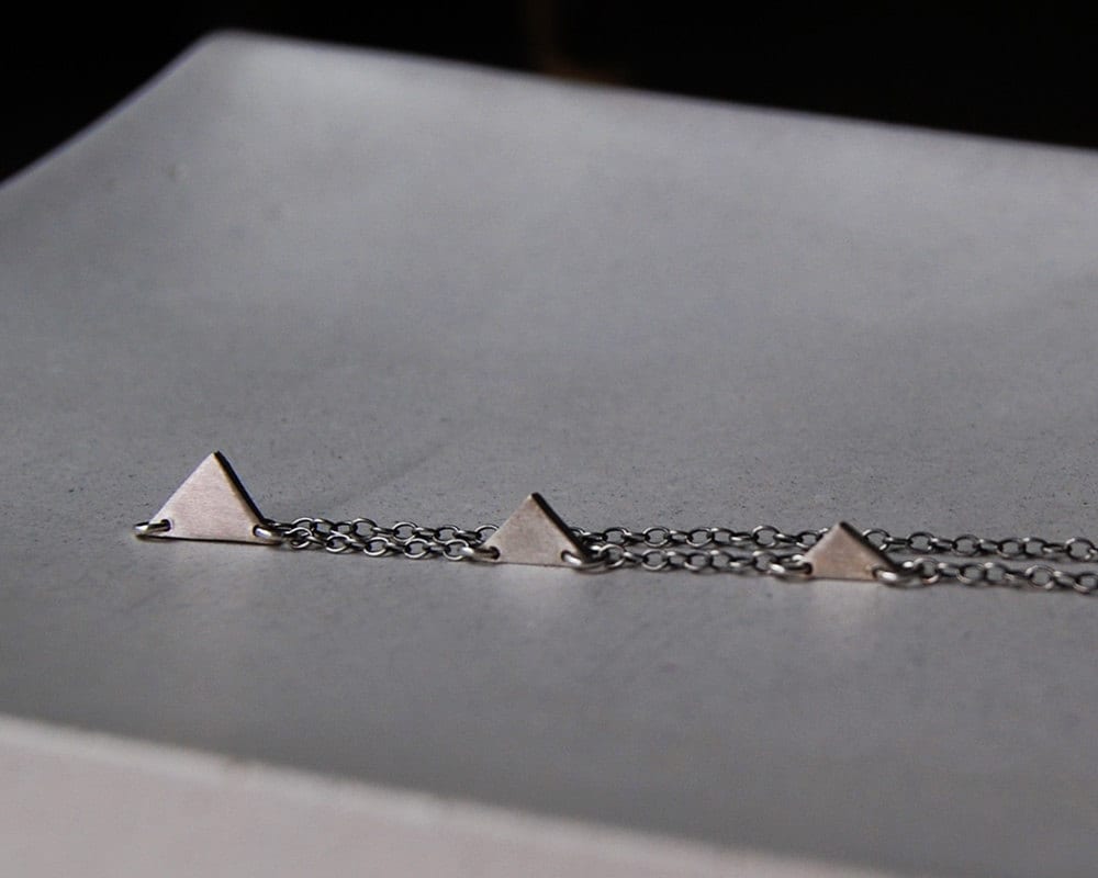 Teeny Tiny Three Triangles - Pyramiden Von Gizeh Halskette - Individuell Und Personalisiert Mit Initialen Teeny Tiny Three Triangles - Pyramiden Von Gizeh Halskette - Individuell Und Personalisiert Mit Initialen von SoulPeaces