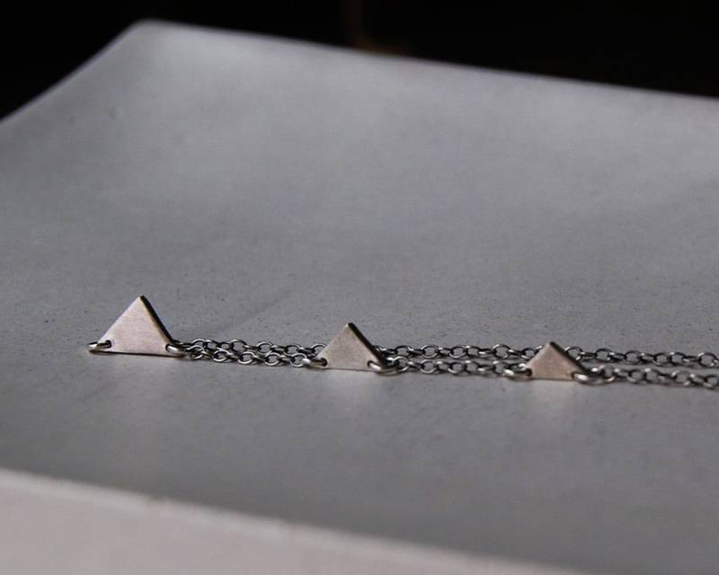 Teeny Tiny Three Triangles - Pyramiden Von Gizeh Halskette - Individuell Und Personalisiert Mit Initialen Teeny Tiny Three Triangles - Pyramiden Von Gizeh Halskette - Individuell Und Personalisiert Mit Initialen von SoulPeaces