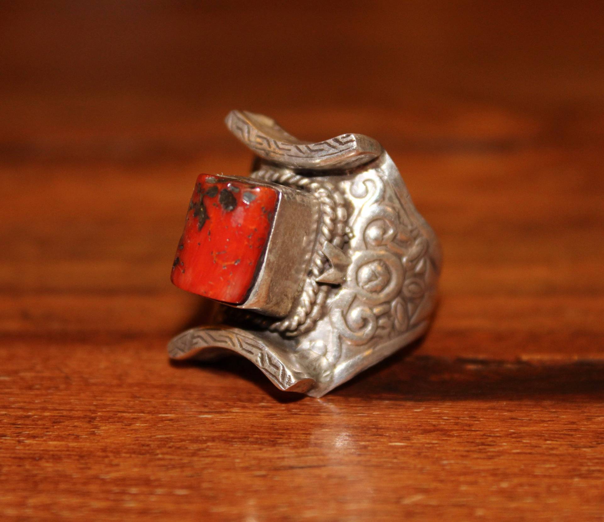 Antike Stammes Coral & Sterling Silber Hand Gravierten Ring - Rau Koralle Stein Alte Markierungen Us-Größe 10 Unisex Statement-Ring Antike Stammes Coral & Sterling Silber Hand Gravierten Ring - Rau Koralle Stein Alte Markierungen Us-Größe 10 Unisex Statement-Ring von SoulShakalaka