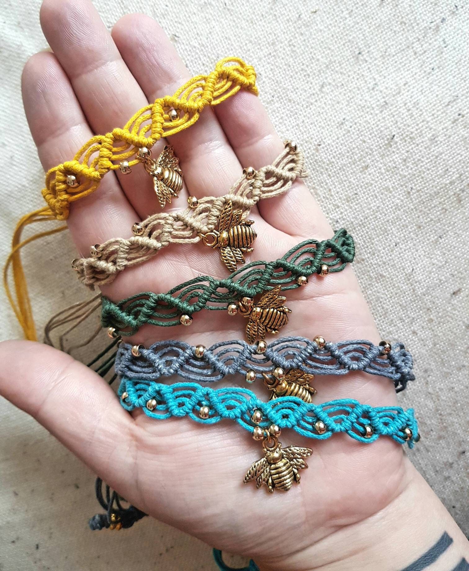 Bumblebee Makramee Armbänder - Mit Bienen Gewebte Fußkettchen Grün Gelb Grau Beige von SoulTideJewellery