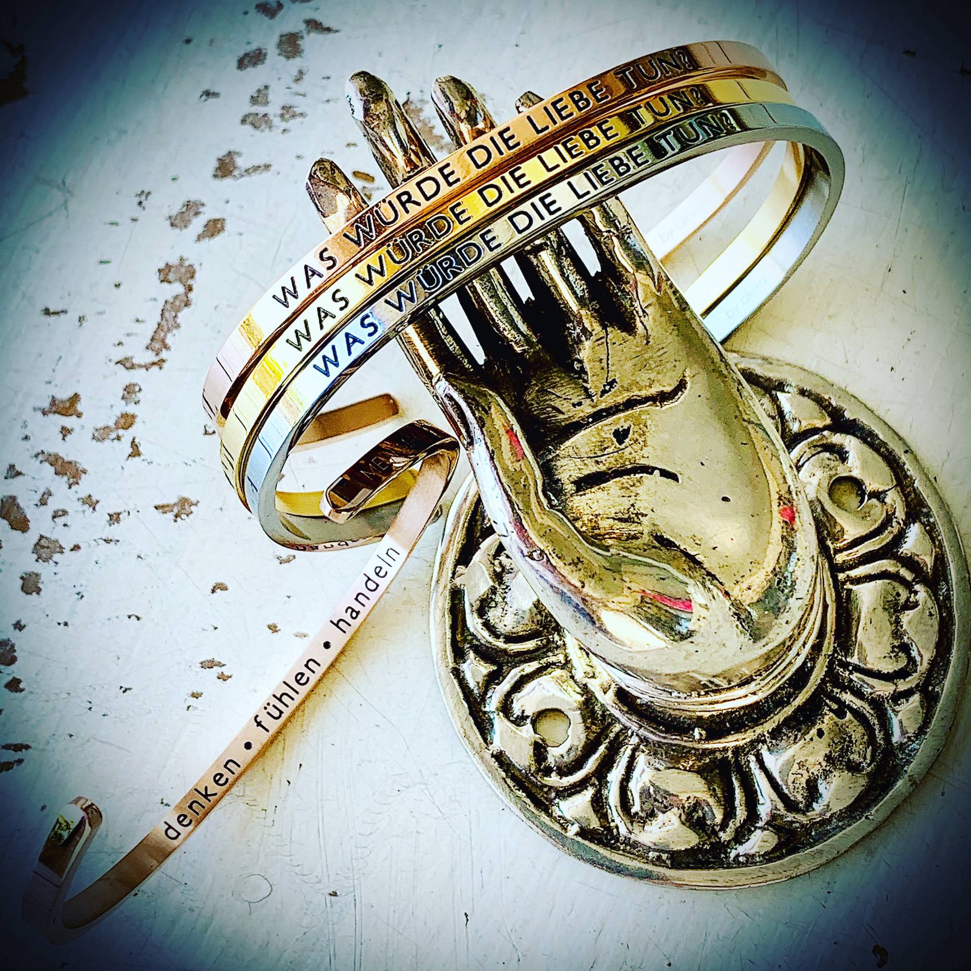 Mantra-Armreif "Was Würde Die Liebe Tun?" | Affirmations-Helfer Gold Größe S Reminder Geschenk Freundin Frau Mama von SoulWishStuff