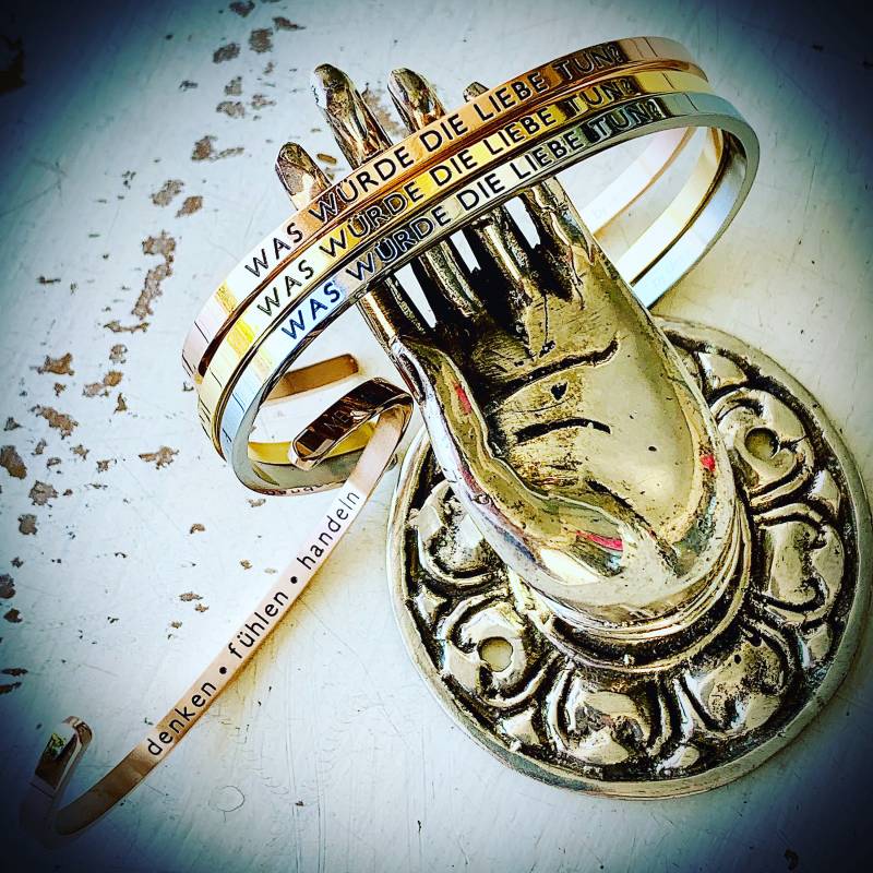 Mantra-Armreif "Was Würde Die Liebe Tun?" | Affirmations-Helfer Gold Größe S Reminder Geschenk Freundin Frau Mama von SoulWishStuff