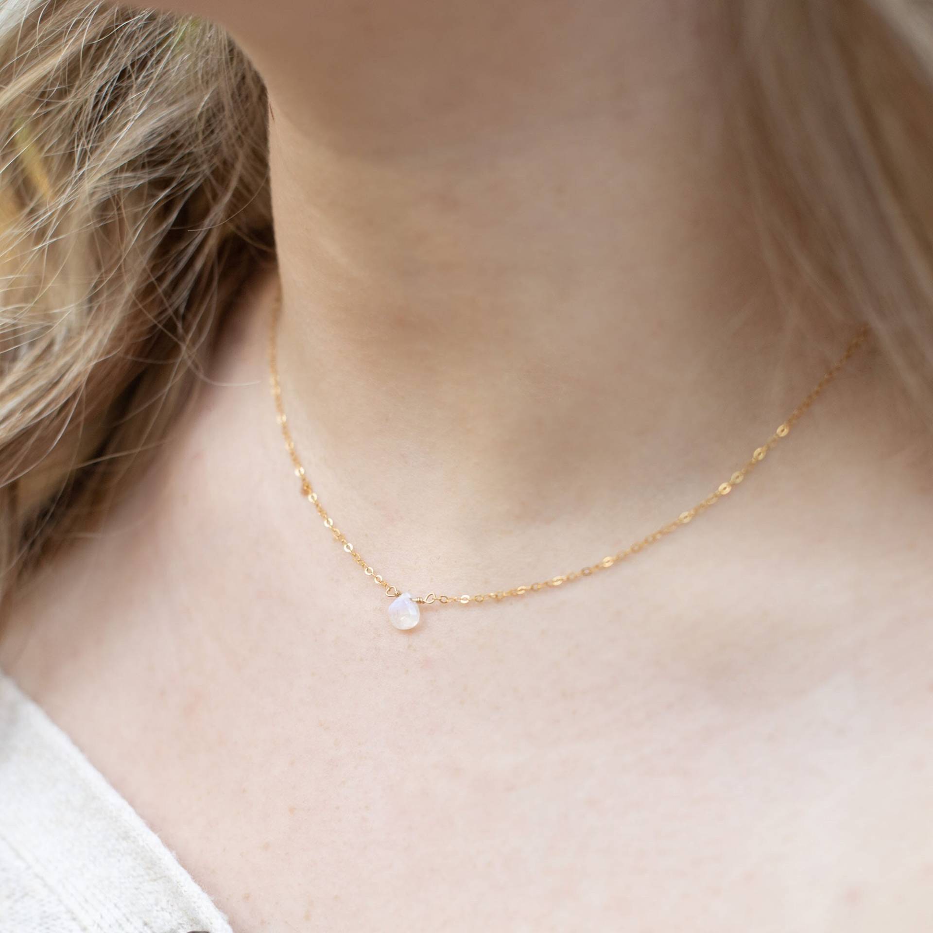 Zarte Regenbogen Mondstein Kette Tropfenförmiger Edelstein, 925 Silber von SoulandSilva