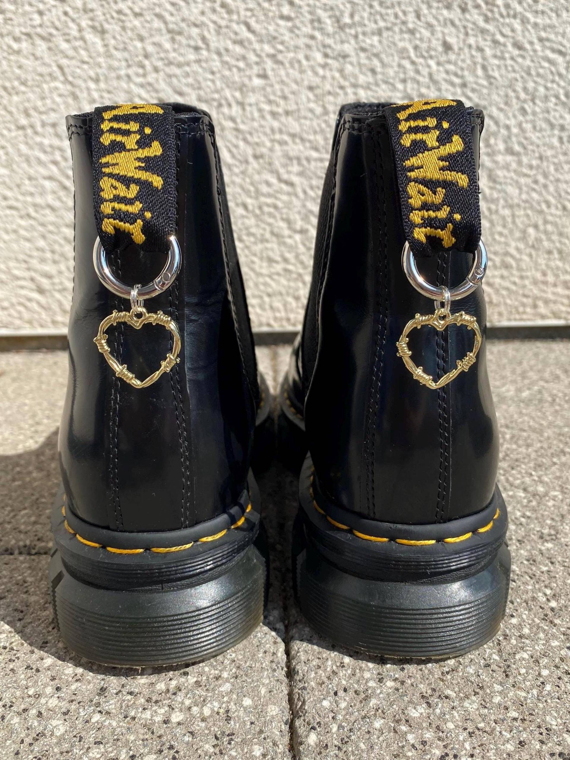Doc Martens Charms, Schuh Anhänger Herz, Stiefel Boots Schuhkette, Herz Charm, Grunge Punk Gothic Accessoires, Silber, Gold von SouleCharms