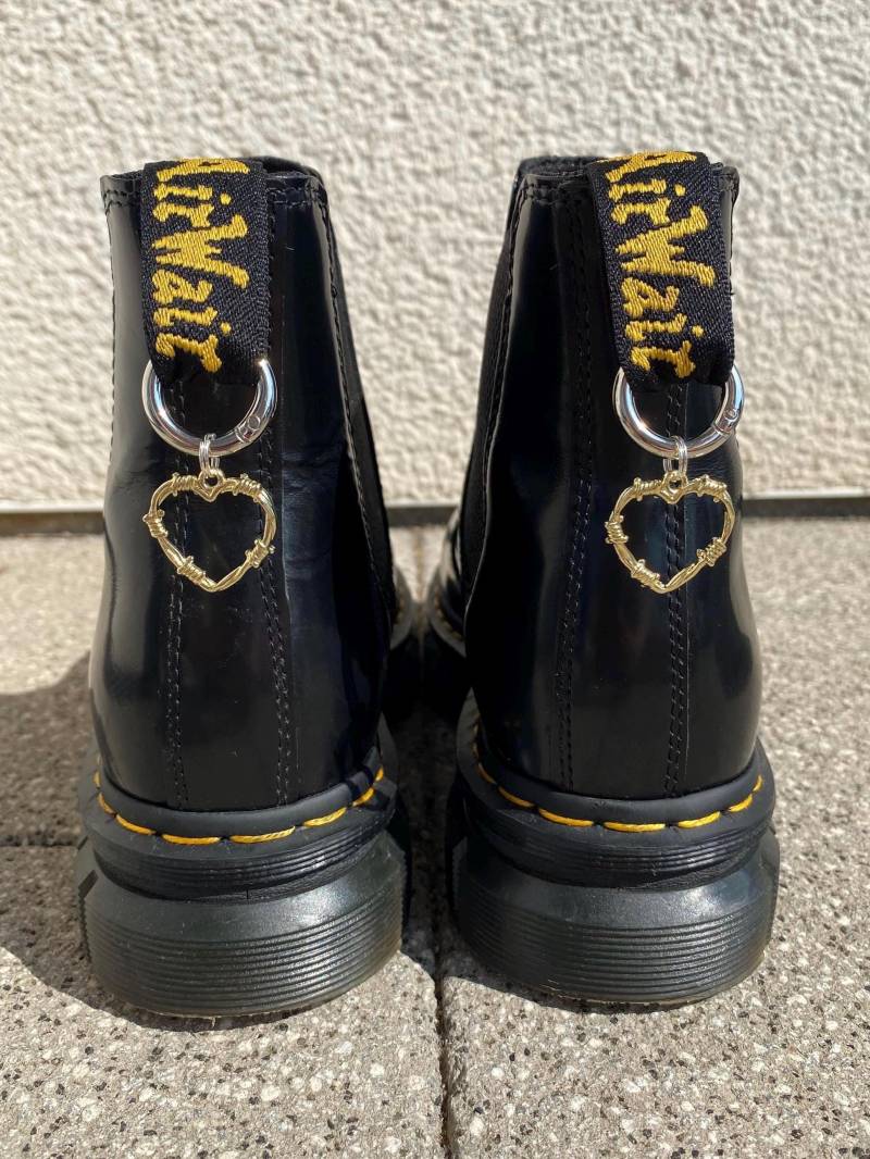 Doc Martens Charms, Schuh Anhänger Herz, Stiefel Boots Schuhkette, Herz Charm, Grunge Punk Gothic Accessoires, Silber, Gold von SouleCharms