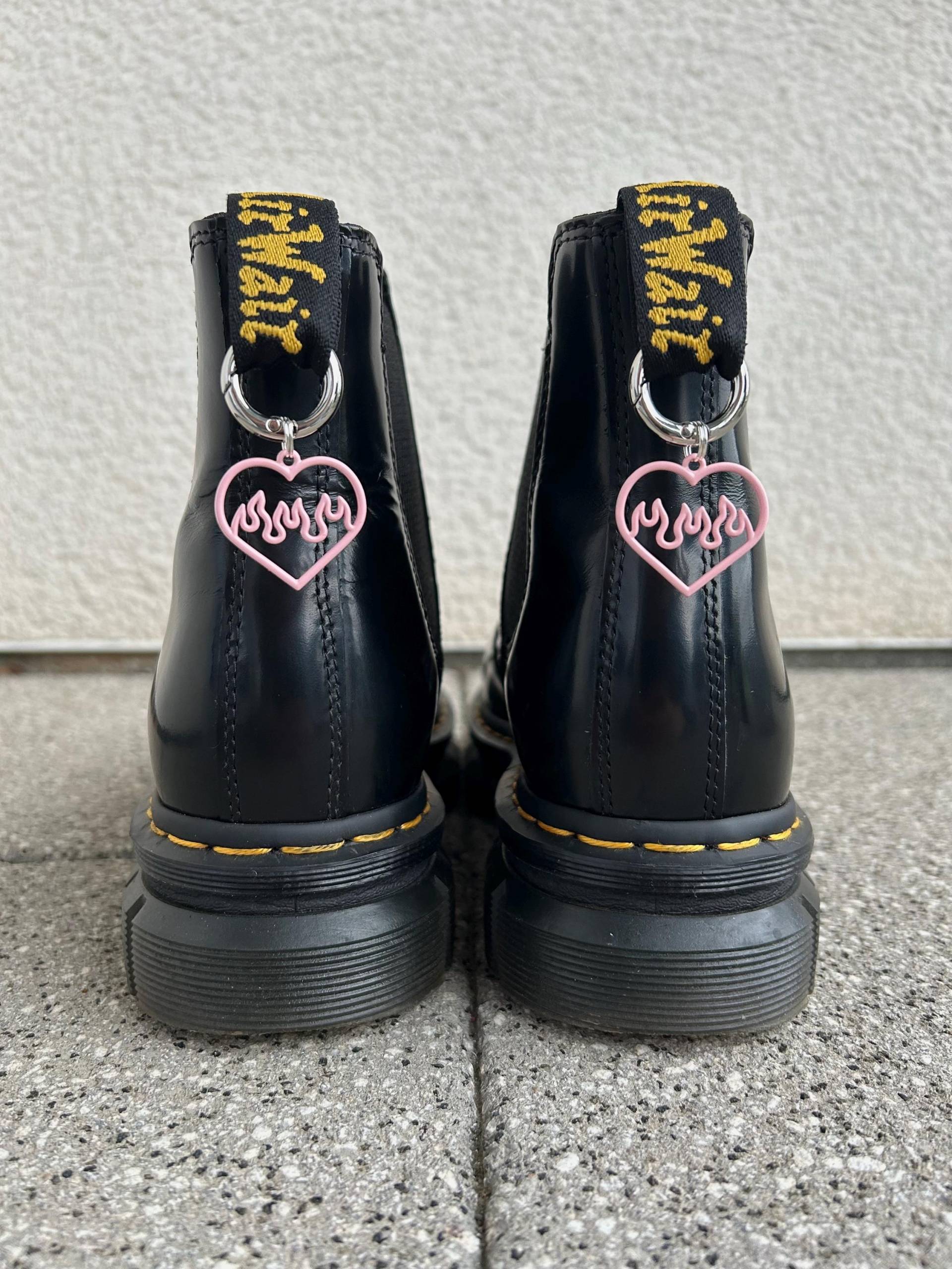 Doc Martens Charms, Schuh Anhänger Herz Rosa, Stiefel Boots Schuhkette, Charm, Punk Gothic Accessoires, Silber Schmuck von SouleCharms