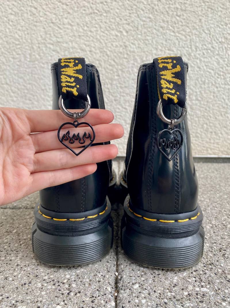 Doc Martens Charms, Schuh Anhänger Herz Schwarz, Stiefel Boots Schuhkette, Charm, Punk Gothic Accessoires, Silber Schmuck von SouleCharms