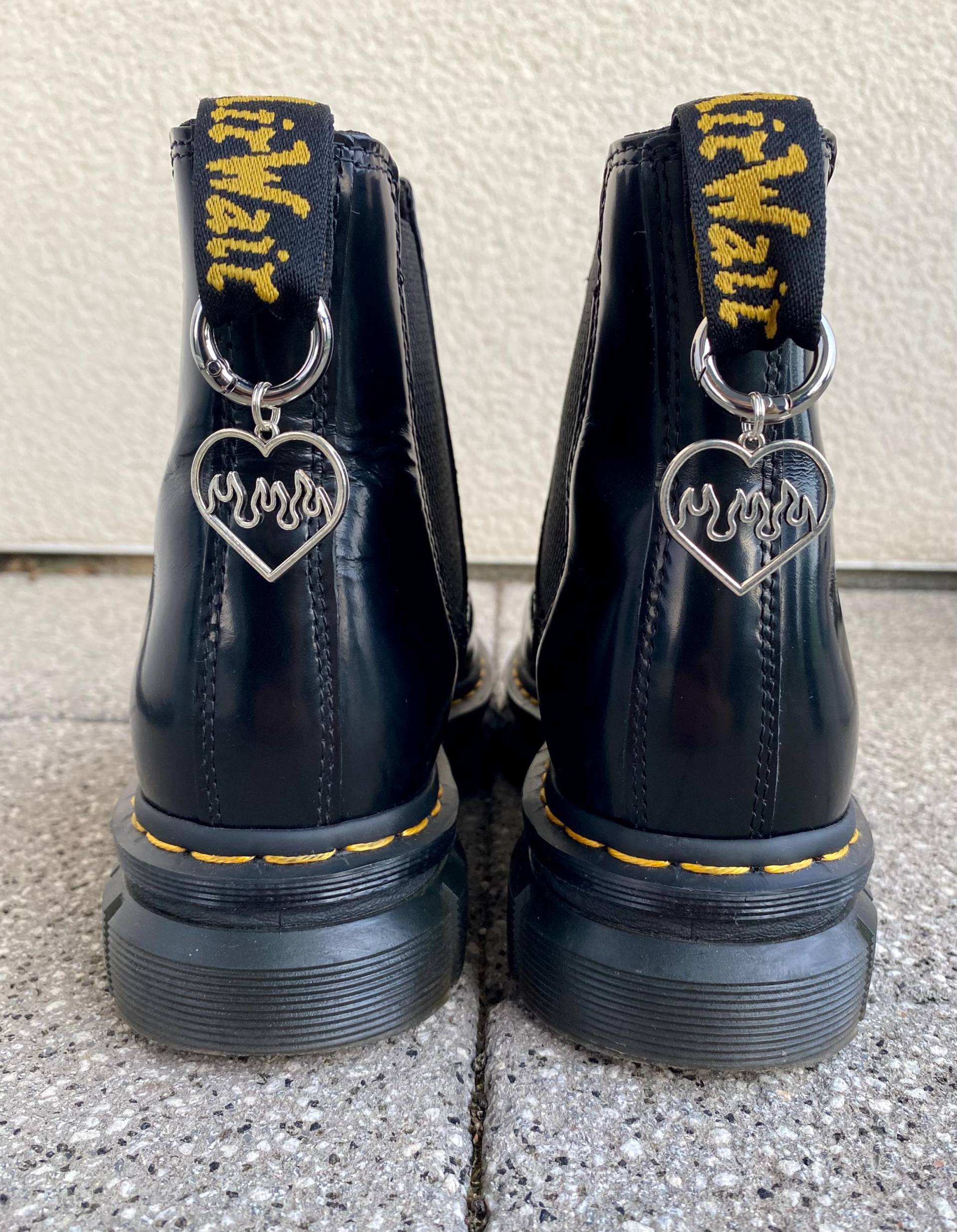 Doc Martens Charms, Schuh Anhänger Herz Schwarz, Stiefel Boots Schuhkette, Charm, Punk Gothic Accessoires, Silber Schmuck von SouleCharms