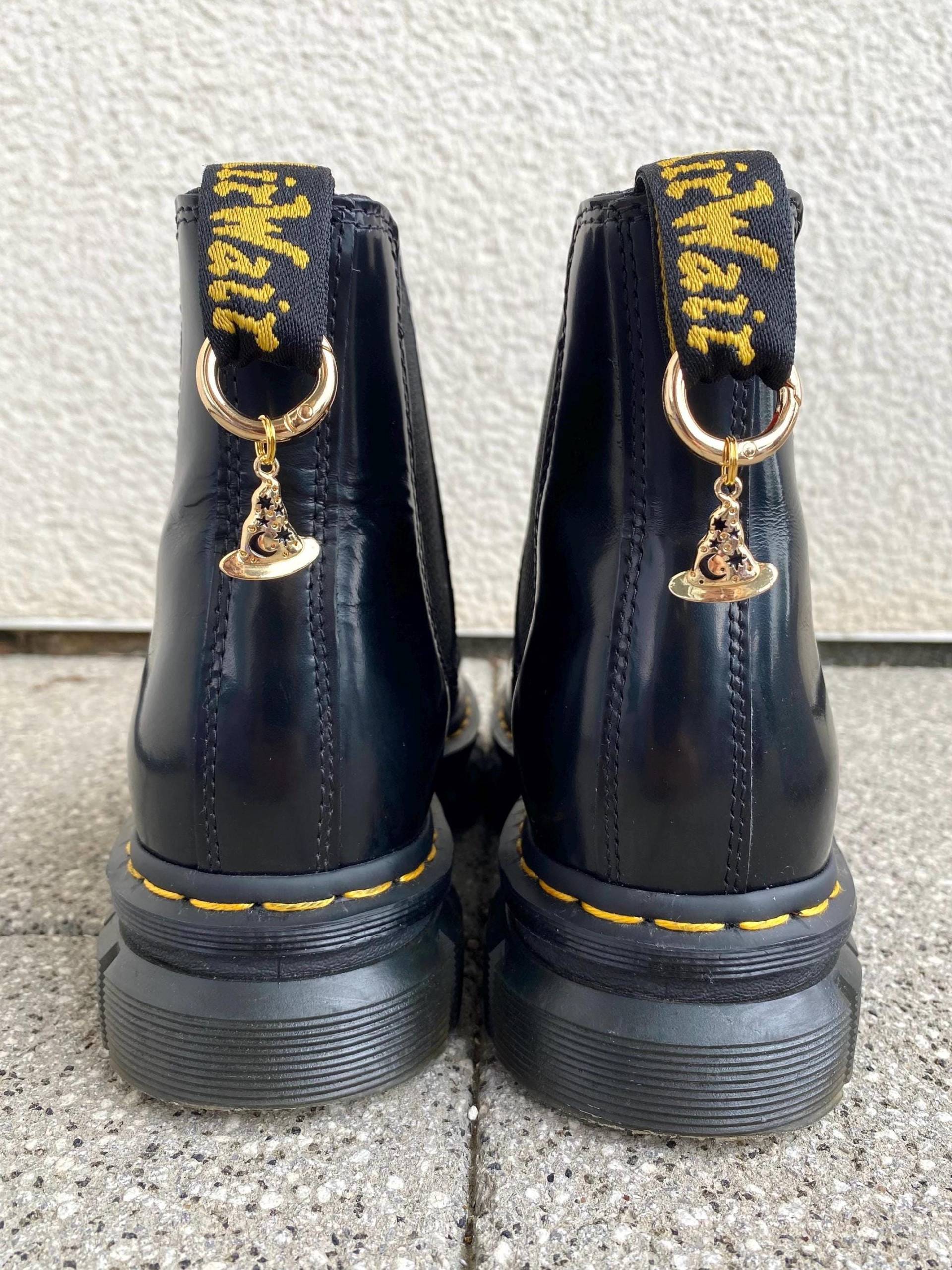 Doc Martens Charms, Schuh Anhänger Hexen Hut, Stiefel Boots Schuhkette, Grunge Punk Gothic, Accessoires, Goldschmuck, Halloween, Mond von SouleCharms