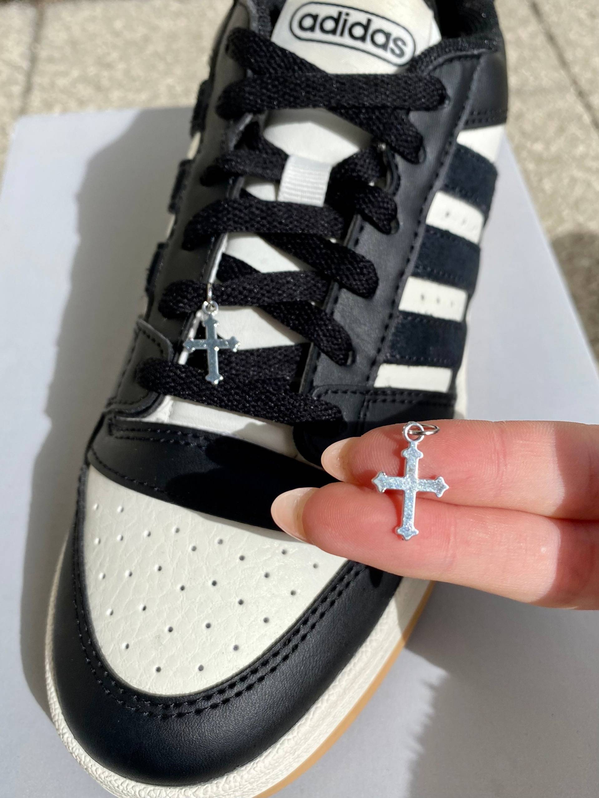 Doc Martens Charms, Schuh Anhänger Kreuz, Schnürsenkel Dekoration, Schuhkette, Anhänger, Gothic Grunge Punk Stiefel Boots Charm von SouleCharms