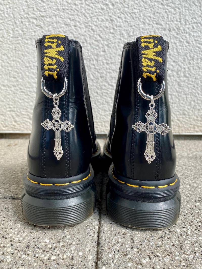 Doc Martens Charms, Schuh Anhänger Kreuz, Stiefel Boots Schuhkette, Kreuz Charm, Grunge Punk Gothic Accessoires, Silberschmuck von SouleCharms