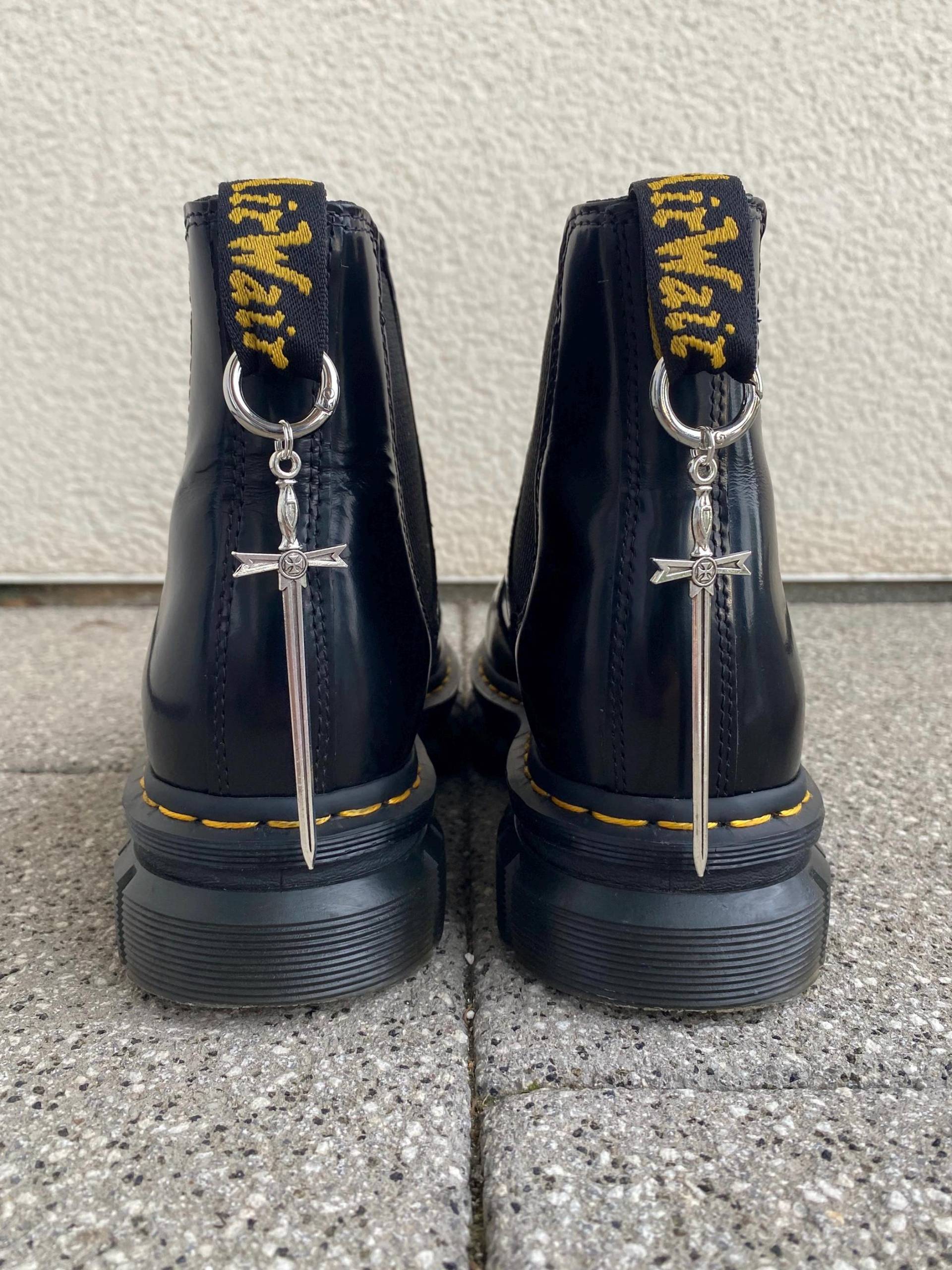 Doc Martens Charms, Schuh Anhänger Kreuz, Stiefel Boots Schuhkette, Kreuz Charm, Grunge Punk Gothic Accessoires, Silberschmuck von SouleCharms