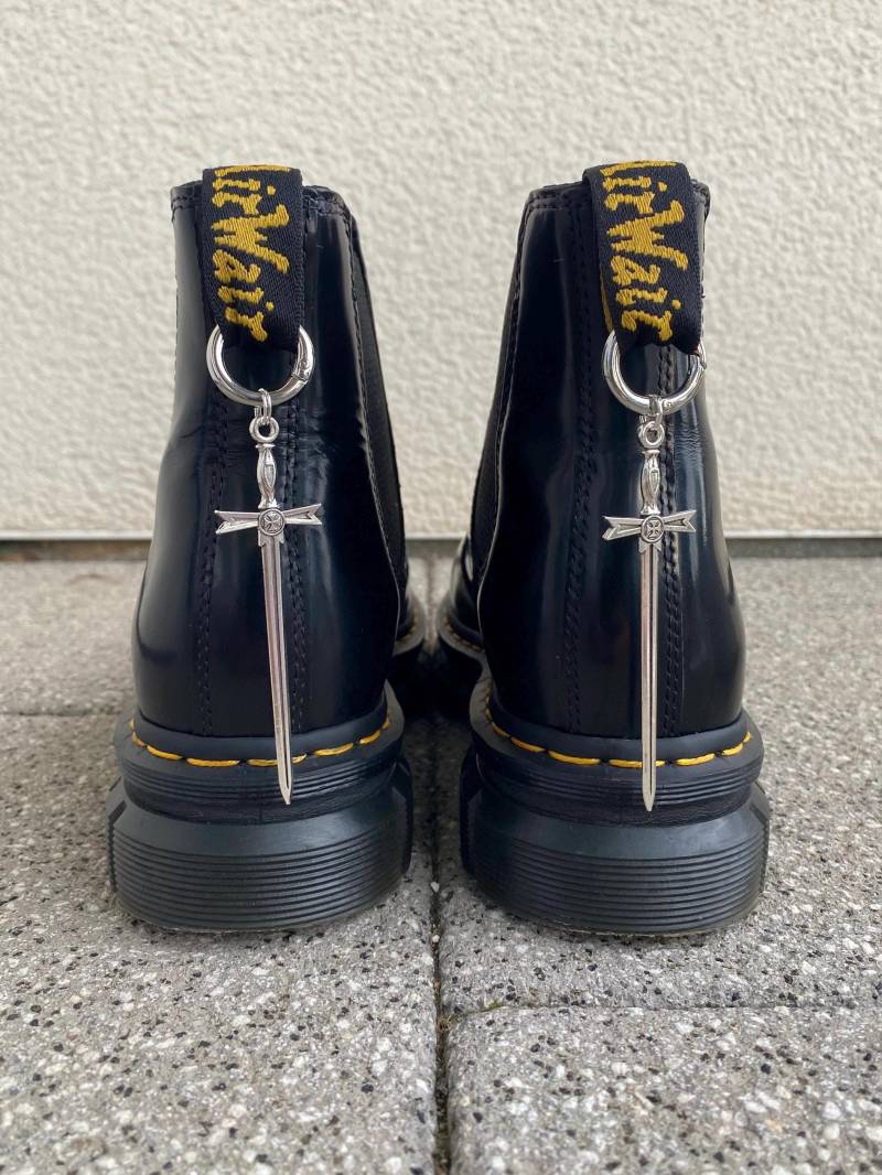 Doc Martens Charms, Schuh Anhänger Kreuz, Stiefel Boots Schuhkette, Kreuz Charm, Grunge Punk Gothic Accessoires, Silberschmuck von SouleCharms