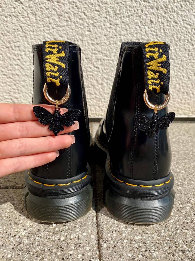 Doc Martens Charms, Schuh Anhänger Motte, Stiefel Boots Schuhkette, Motten Charm, Grunge Punk Gothic Accessoires, Gold von SouleCharms