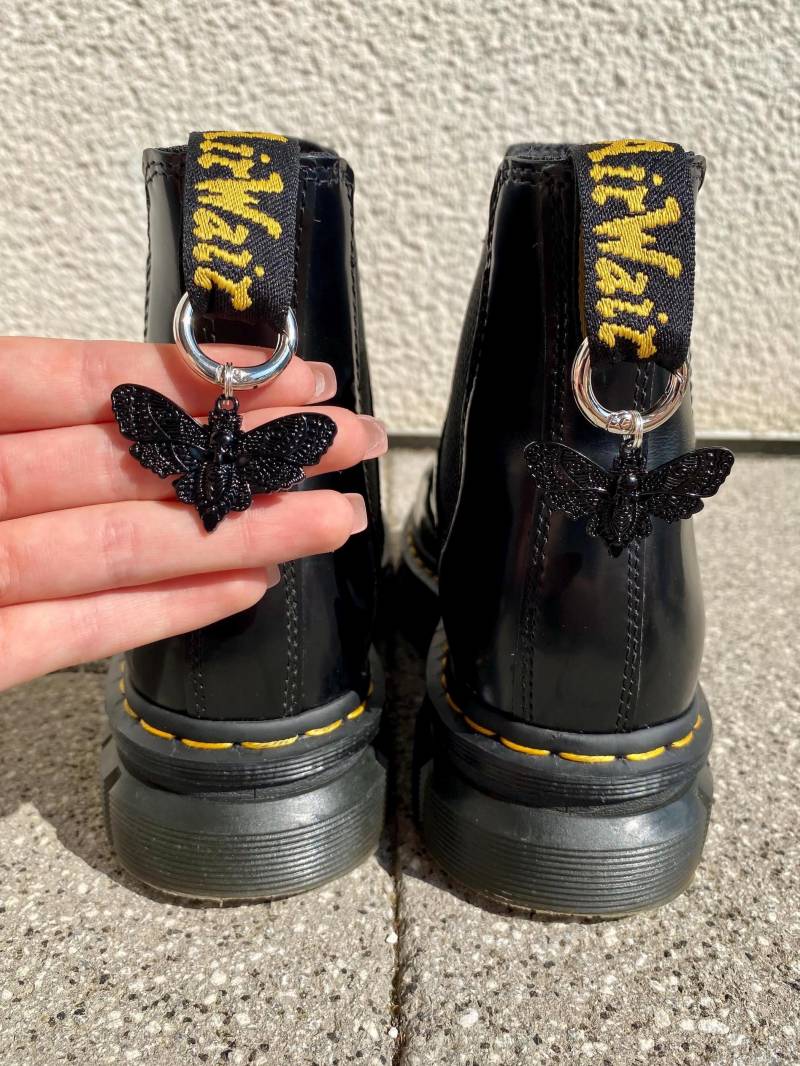 Doc Martens Charms, Schuh Anhänger Motte, Stiefel Boots Schuhkette, Motten Charm, Grunge Punk Gothic Accessoires, Schwarz von SouleCharms