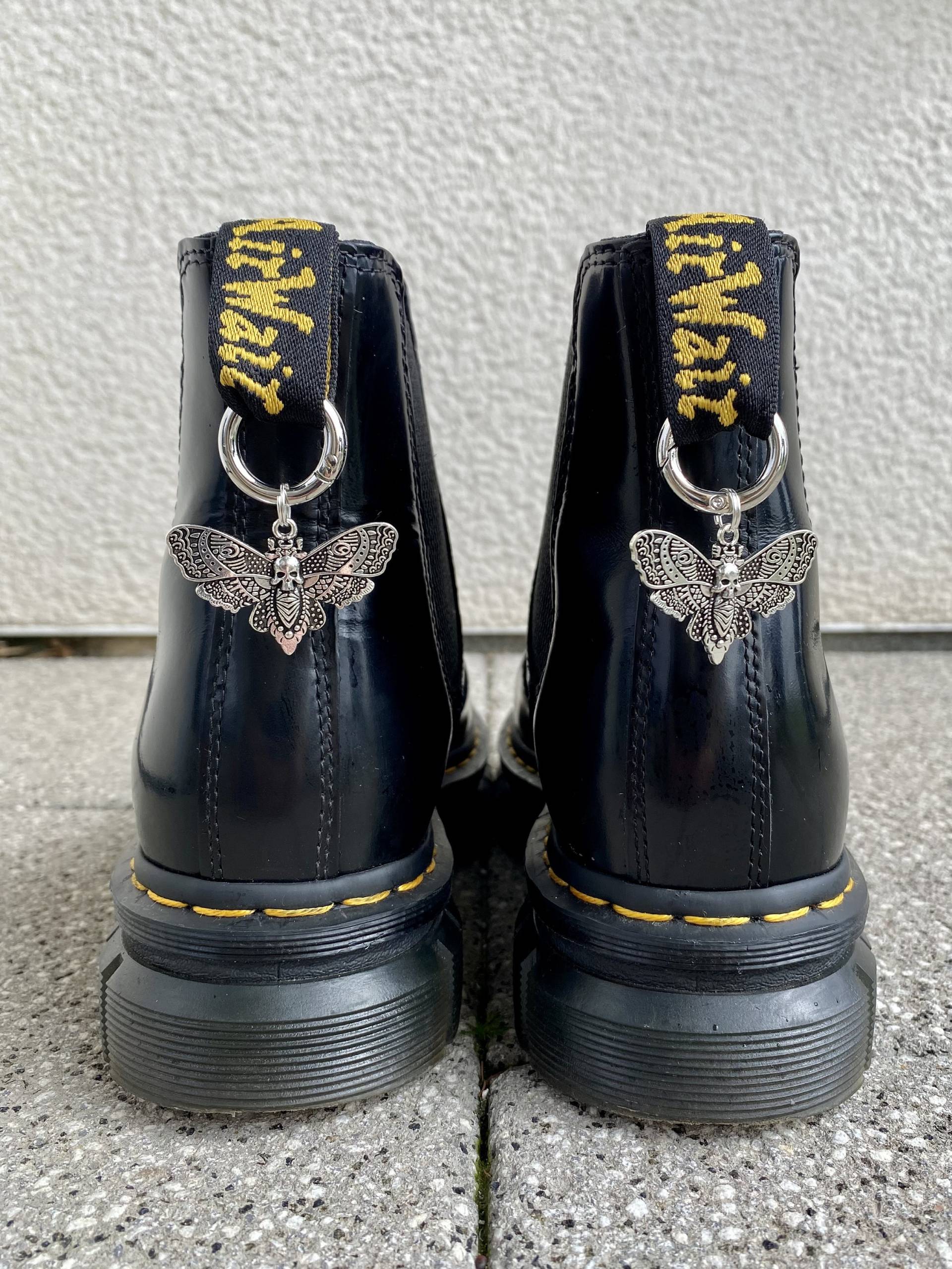Doc Martens Charms, Schuh Anhänger Motte, Stiefel Boots Schuhkette, Motten Charm, Grunge Punk Gothic Accessoires, Silberschmuck von SouleCharms