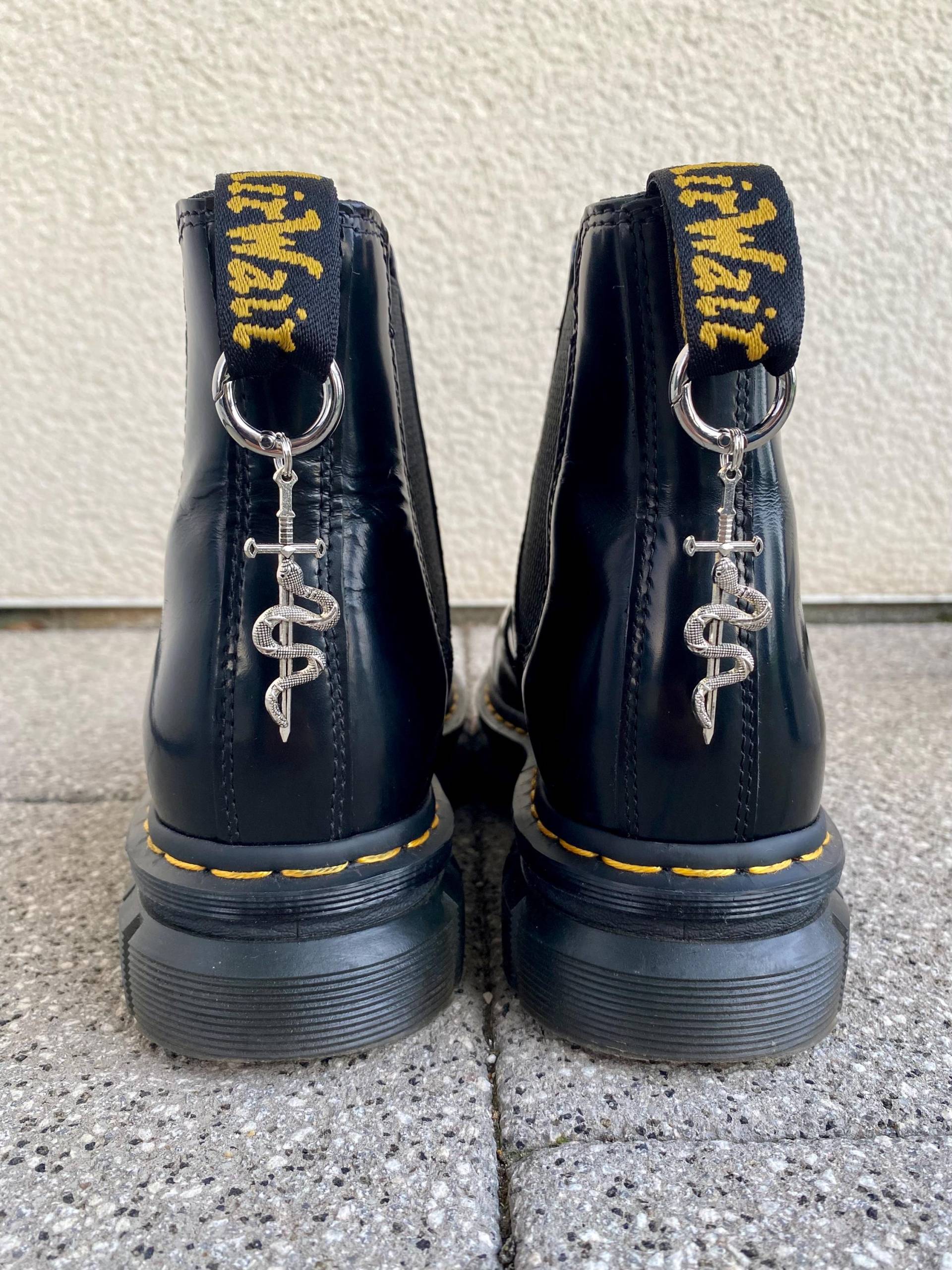 Doc Martens Charms, Schuh Anhänger Motte, Stiefel Boots Schuhkette, Motten Charm, Grunge Punk Gothic Accessoires, Silberschmuck von SouleCharms