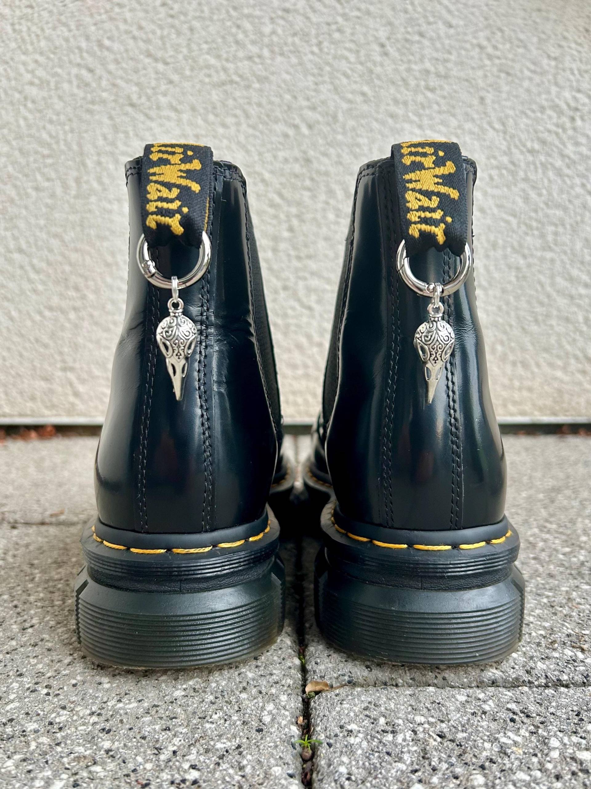 Doc Martens Charms, Schuh Anhänger Rabe, Stiefel Boots Schuhkette, Grunge Punk Gothic, Accessoires, Silber Schmuck von SouleCharms